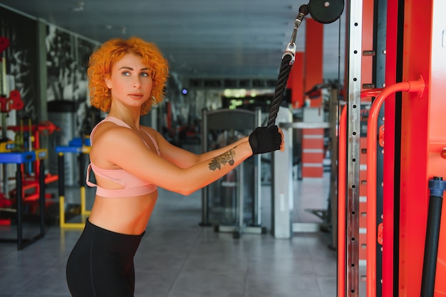 Gros plan image de femme en forme dans la salle de sport