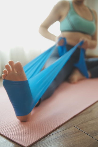 Gros plan image de jolie femme fit dans la salle de gym