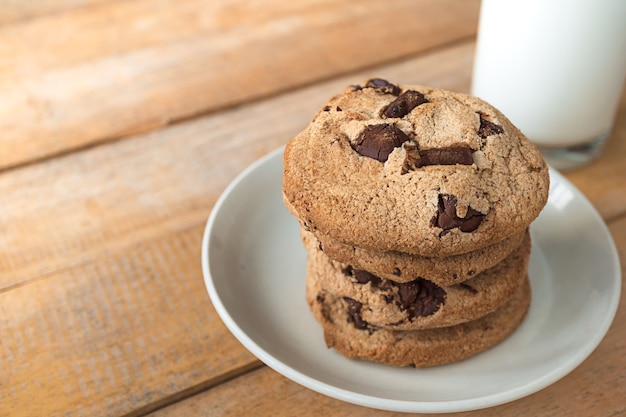 Gros plan image de pile de biscuits au chocolat et tasse de lait