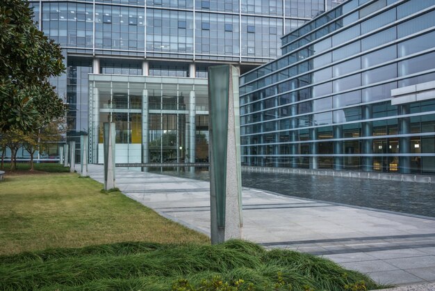 Photo gros plan sur un immeuble de bureaux moderne
