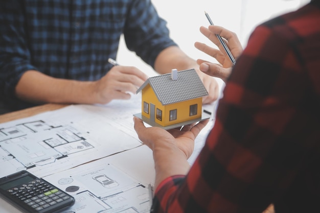 Gros plan d'un ingénieur civil asiatique travaillant sur un projet architectural sur un chantier de construction au bureau