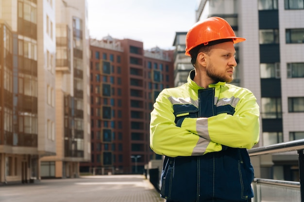 Gros plan d'un ingénieur constructeur