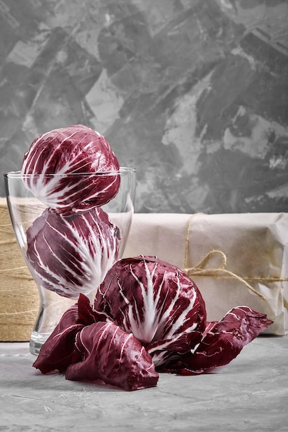 Gros plan sur les ingrédients de la salade de radicchio rosso