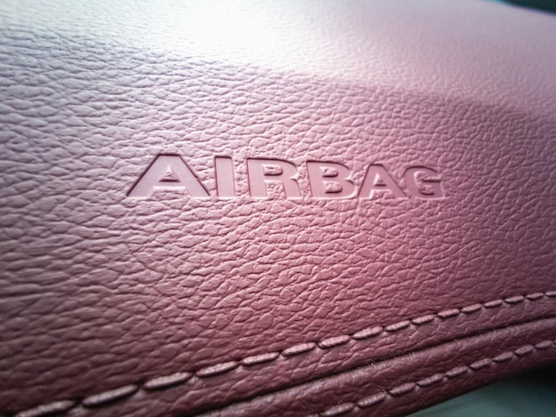 Gros plan de l'inscription voiture airbag sur la sellerie cuir