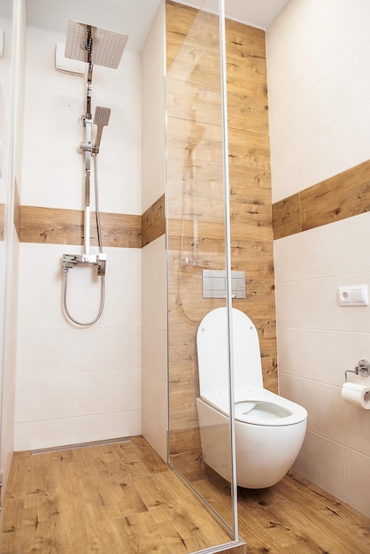 Gros plan intérieur de la salle de bain Cabine de douche et toilettes dans un style minimaliste moderne