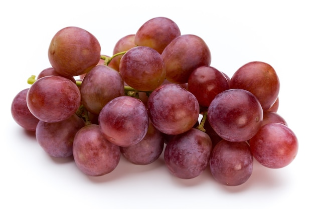 Gros plan isolé de raisin rouge mûr