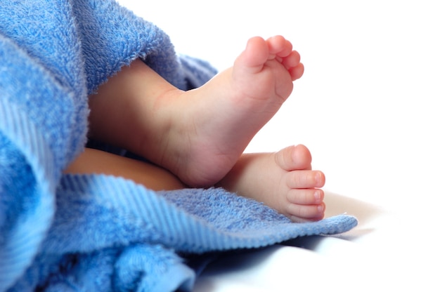 Gros plan des jambes d'un bébé après le bain