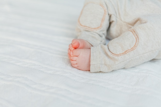 Gros plan des jambes de bébé