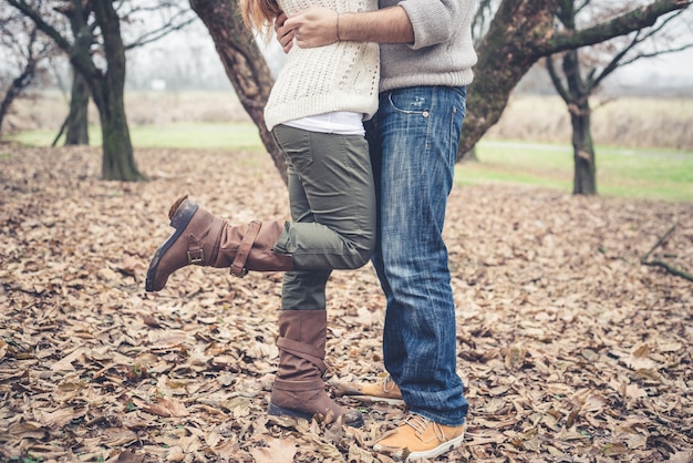 gros plan de jambes couple amoureux