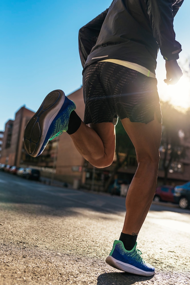 Photo gros plan des jambes du coureur dans la ville. fitness, entraînement, sport, concept de style de vie.