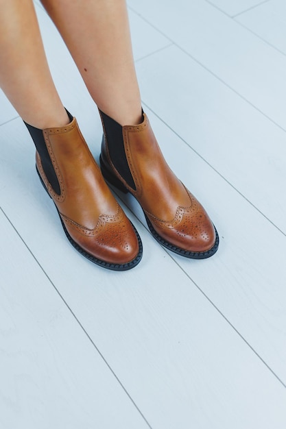 Gros plan sur les jambes féminines en cuir marron Bottines Chelsea Nouvelle collection automne de chaussures en cuir pour femmes 2022