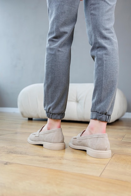 Gros plan des jambes féminines dans des chaussures grises sans talons Chaussures décontractées d'été confortables pour femmes Chaussures de printemps pour femmes grises