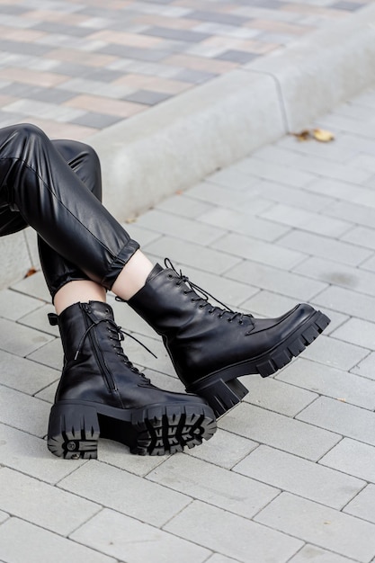 Gros plan de jambes féminines minces dans des bottes en cuir véritable. Nouvelle collection de chaussures de printemps pour femmes