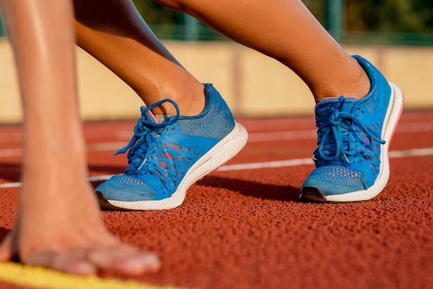 Photo gros plan des jambes de la femme au début avant de faire du jogging