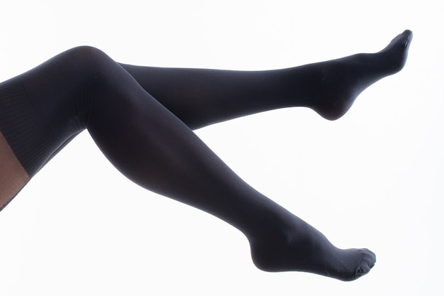 Gros plan des jambes des femmes en collants à motifs