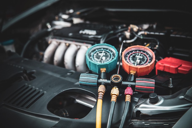 Gros plan jauge de collecteur de mesure pour mécanicien vérifier le climatiseur de voiture réfrigérant