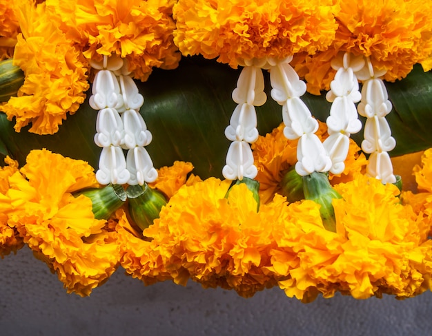 gros plan jaune guirlandes de fleurs de marigold dans le temple