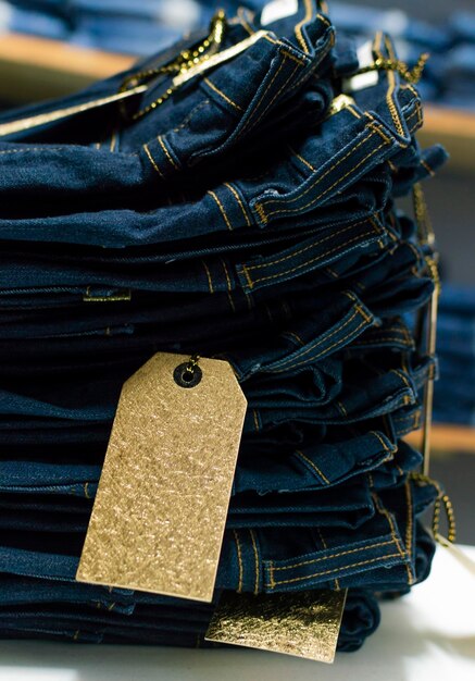 Photo gros plan sur des jeans bleus sur d'autres avec espace de copie divers jeans sur d'autres avec un espace pour le texte