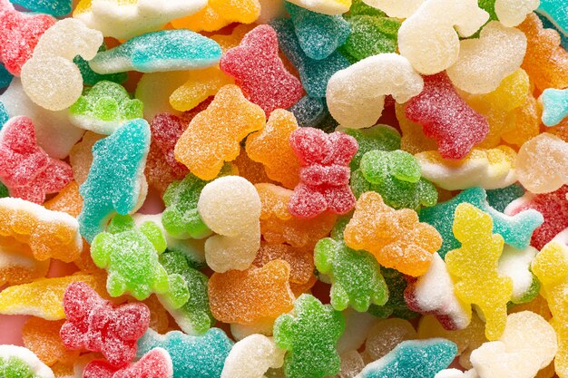 Gros plan de jelly beans animaux colorés avec du sucre