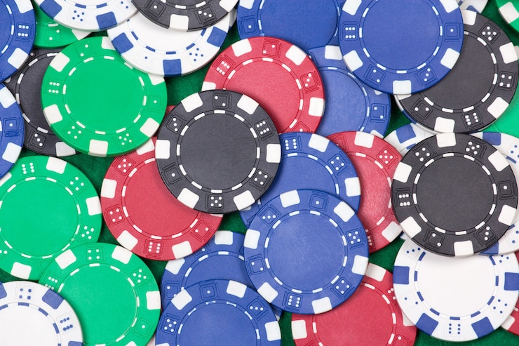 Photo gros plan de jetons de poker colorés sur la table