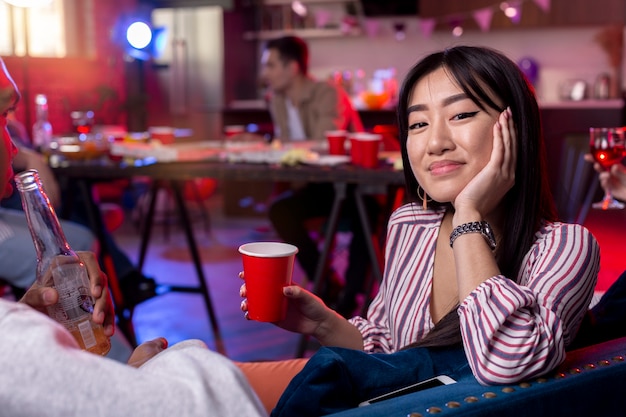 Photo gros plan sur un jeune adulte faisant la fête à la maison