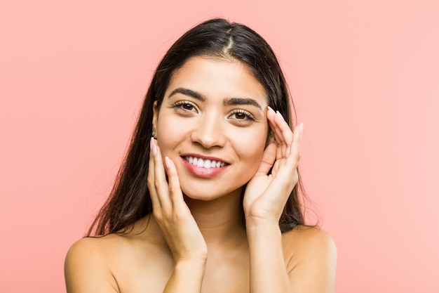 Gros plan d'une jeune beauté et d'une femme arabe naturelle posant