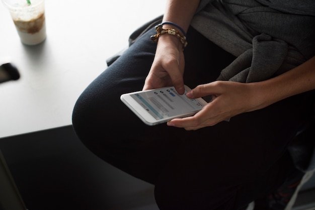 Gros plan, jeune, caucasien, garçon, utilisation, téléphone portable