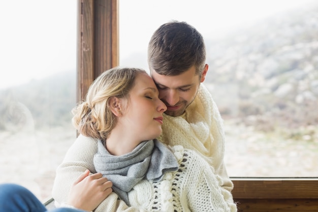 Gros plan d&#39;un jeune couple aimant dans les vêtements d&#39;hiver