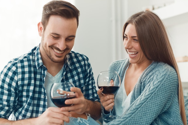 Gros plan d'un jeune couple appréciant le vin à la maison