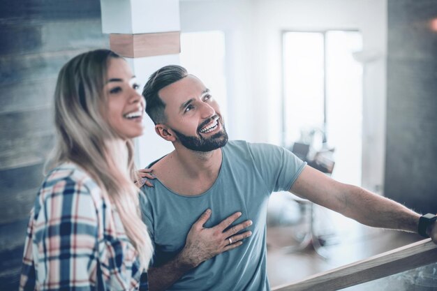 Gros plan jeune couple marchant dans les escaliers