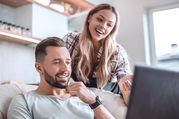 Gros plan jeune couple regardant un écran d'ordinateur portable