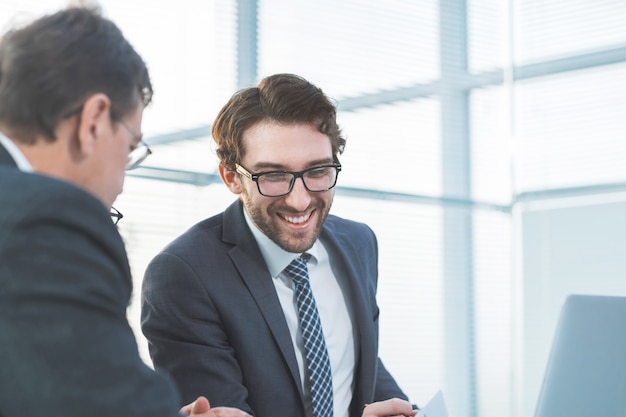 Gros plan sur un jeune employé analysant les nouvelles journées de travail du bureau d'information