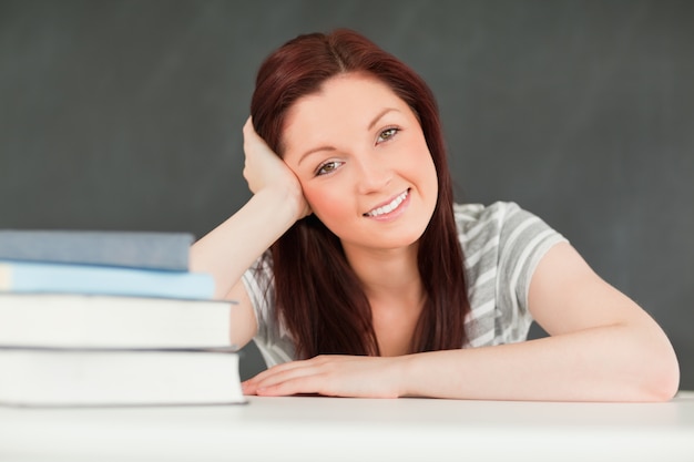 Gros plan d&#39;un jeune étudiant avec des livres