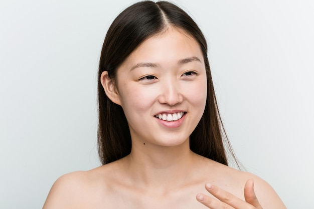 Gros plan d'une jeune femme asiatique belle et naturelle