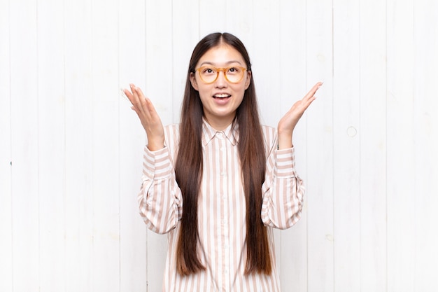 Gros plan sur la jeune femme asiatique se sentir heureux