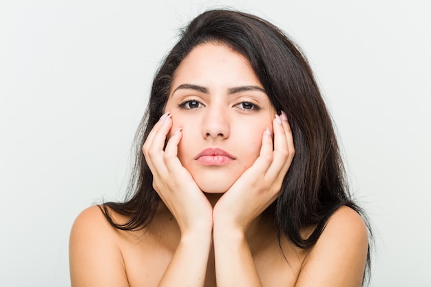 Gros plan d'une jeune femme belle et naturelle hispanique