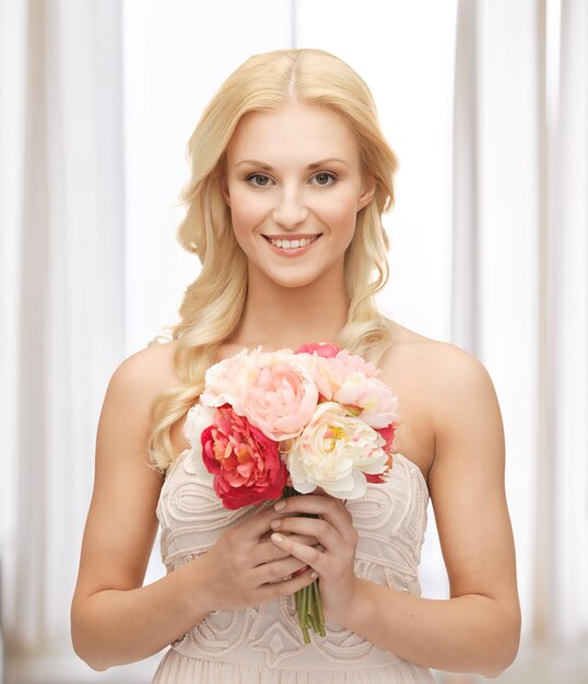 gros plan de jeune femme avec bouquet de fleurs.