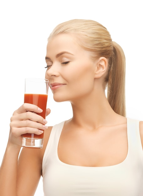 gros plan de jeune femme buvant du jus de tomate