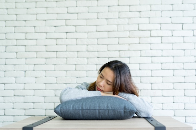 Gros plan jeune femme dormant sur un oreiller au salon