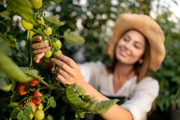 Gros plan de jeune femme avec flou