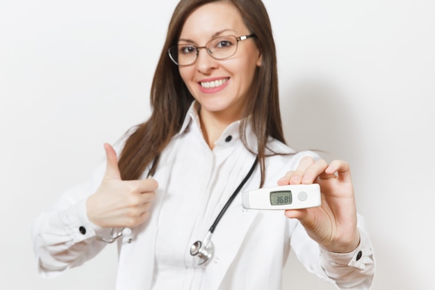 Gros plan sur une jeune femme médecin souriante en blouse médicale avec des lunettes de stéthoscope montrant les pouces vers le haut, thermomètre électronique clinique avec température normale isolé sur fond blanc. Notion de médecine.