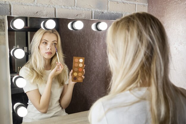 Gros plan, de, a, jeune femme, porter, maquillage, dans, a, studio beauté