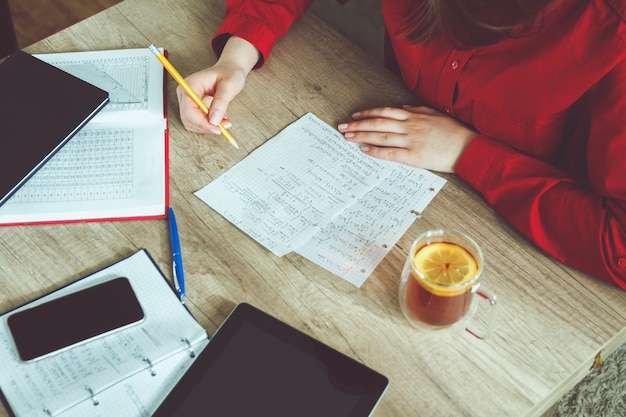 Gros plan sur la jeune femme résout des formules mathématiques