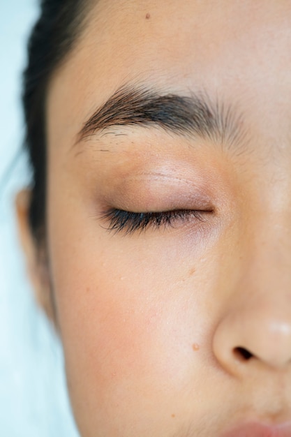 Gros plan de jeune fille asiatique portrait les yeux fermés