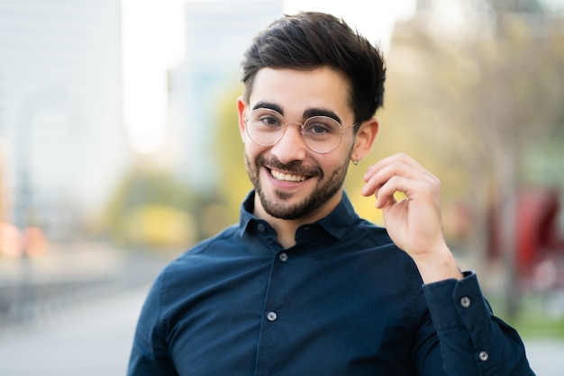 Gros plan d'un jeune homme debout à l'extérieur dans la rue. Concept urbain et mode de vie.