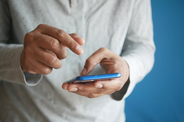 Gros plan, de, jeune homme, main, utilisation, téléphone intelligent