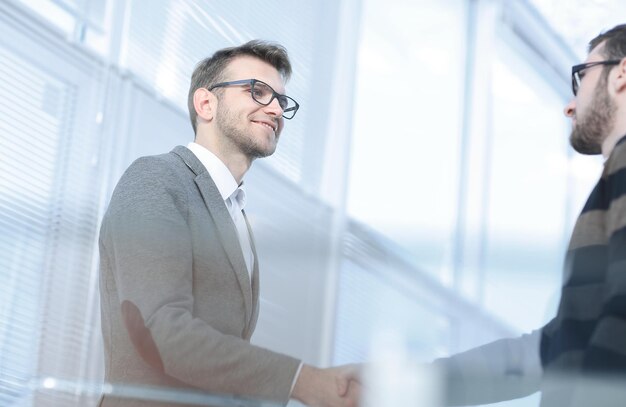 Gros plan jeune homme moderne serrant la main du directeur