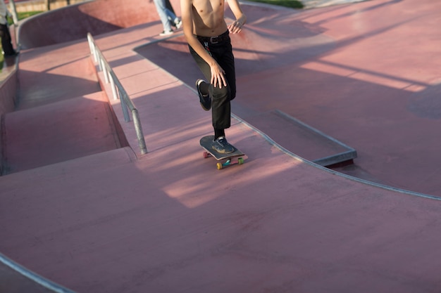 Gros plan jeune homme sur planche à roulettes