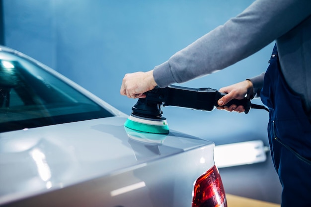 Gros plan d'un jeune homme polissant sa voiture