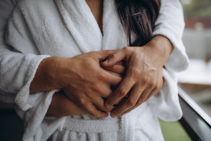 Photo gros plan d'un jeune homme serrant une femme